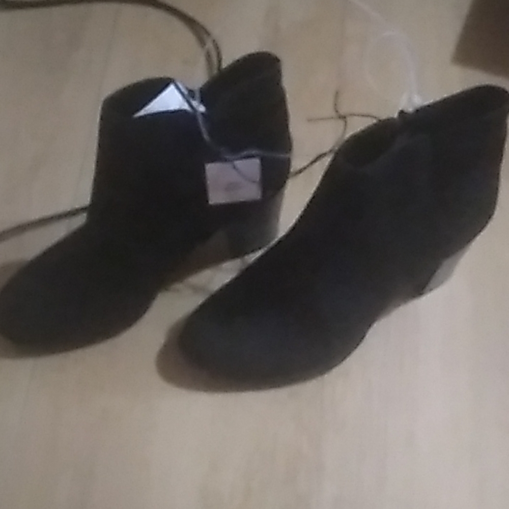 Booties Black with Zip up on Side /Thick Heels.. Beautiful - Picture 3 of 6